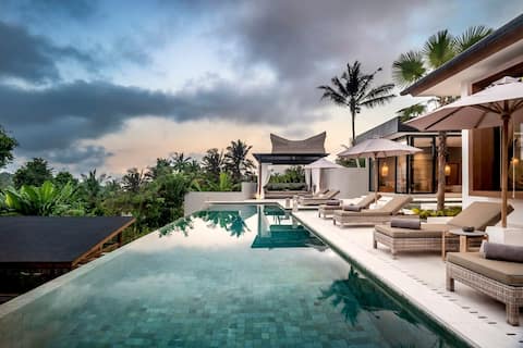Villa Serenity: 5BR Pool Jungle View w/ Yoga Shala