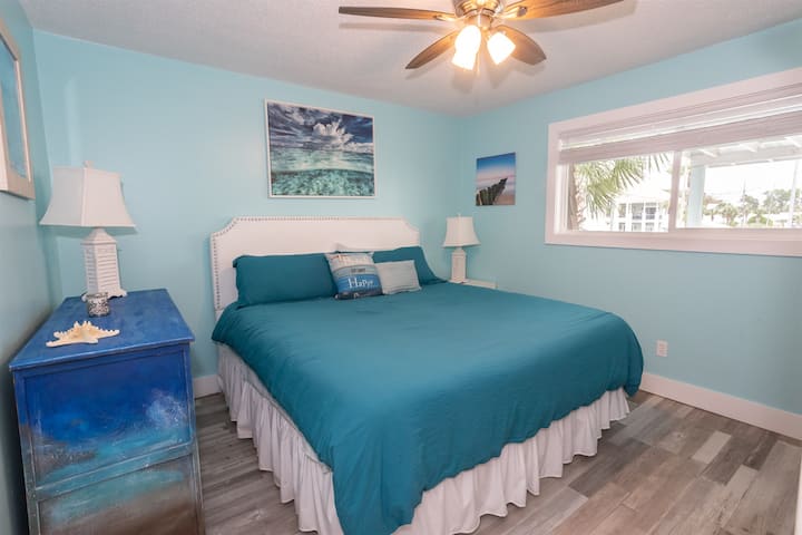 1. spavaća soba s bračnim krevetom (širine 180 – 200 cm) i kupaonicom