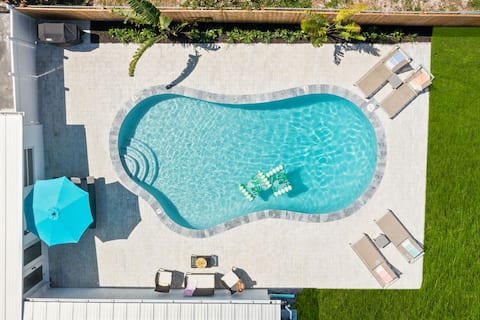 East Coast Oasis- Heated  Pool & Park Your Boat!