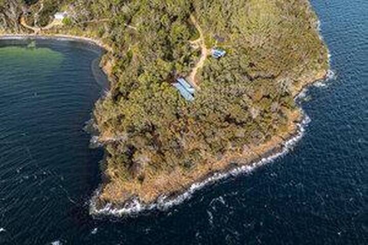 Bruny Bay House – Luxurious escape between 2 Bays! gallery image 3