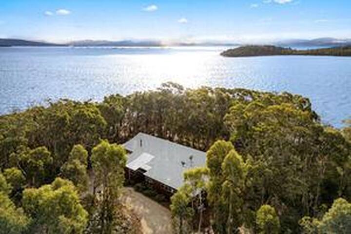 Bruny Bay House – Luxurious escape between 2 Bays! gallery image 4