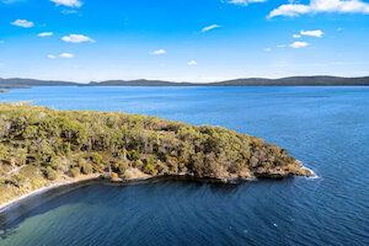 Bruny Bay House – Luxurious escape between 2 Bays!