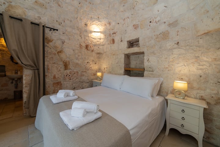 Habitación doble principal en el trullo, con baño privado y acceso independiente