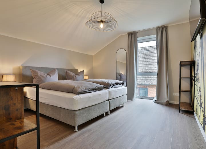 غرفة نوم بسرير مزدوج بقاعدة زنبركية