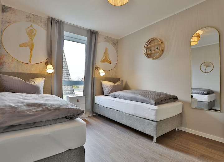 غرفة نوم بسريرين مرتبين بقاعدة زنبركية