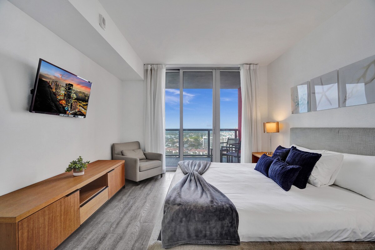 Prostrana spavaća soba s bračnim krevetom i pogledom na grad