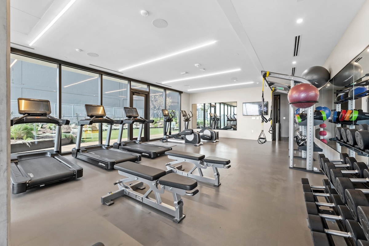 Steps to Rainey St | Heated Pool | Gym