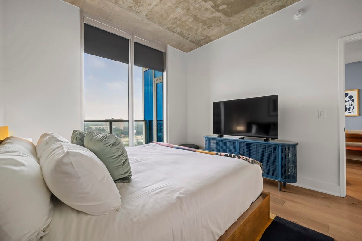 Steps to Rainey St | Heated Pool | Gym