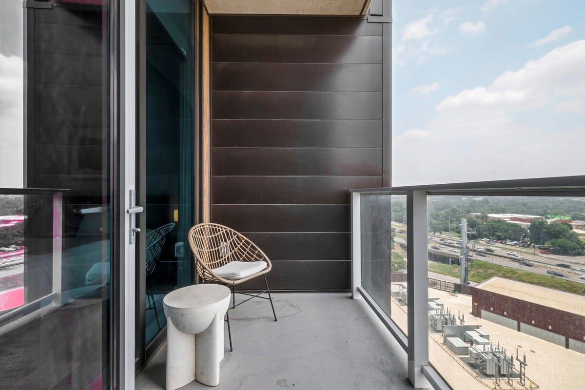 Steps to Rainey St | Heated Pool | Gym
