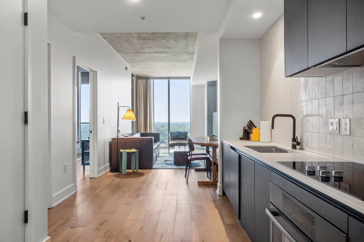 Steps to Rainey St | Heated Pool | Gym