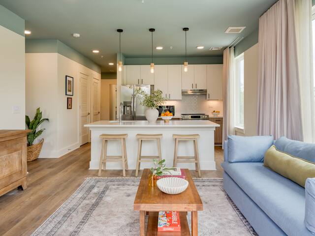 4 Bedroom Suite Accessible + Balcony | New Hotel gallery image 3