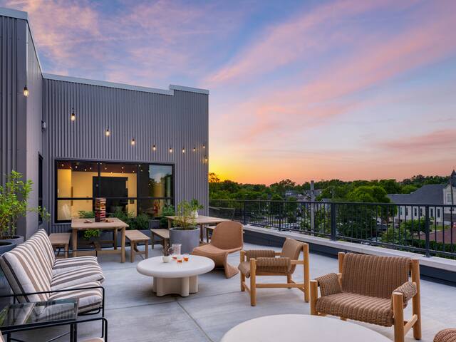 4 Bedroom Suite Accessible + Balcony | New Hotel gallery image 5