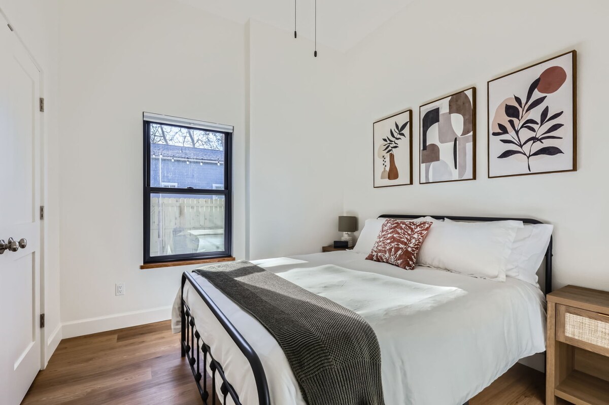 استيقظ على مناظر خلابة في هذا المنتجع المشرق والمتجدد الهواء، مع ديكور بوهيمي أنيق.