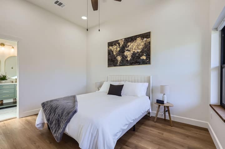 Uz plišani krevet i umirujuću paletu boja, ova je soba miran bijeg od svijeta.