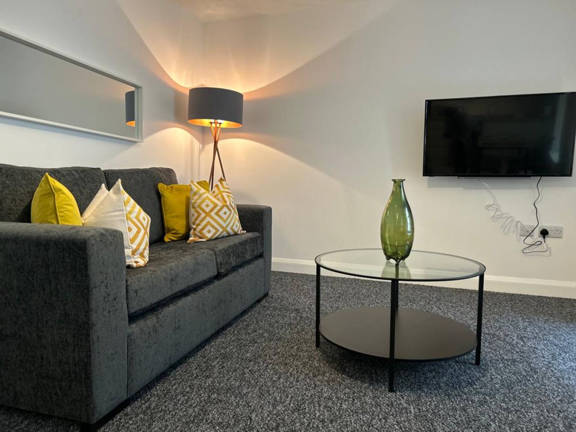 Modern 1-BR Apt 30 w/ Parking & AC, Town Centre