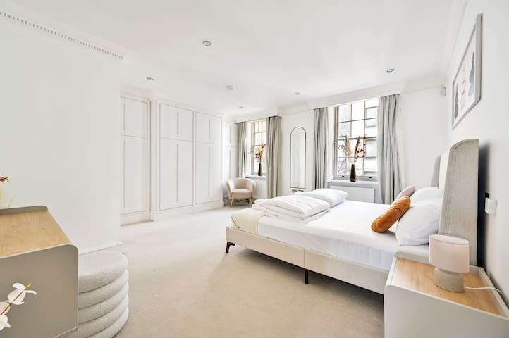 Spacious Fitzrovia Apartment 3 Bed gallery image 2