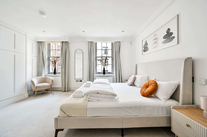 Spacious Fitzrovia Apartment 3 Bed gallery image 3