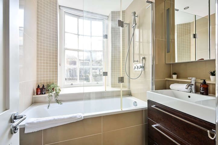 Spacious Fitzrovia Apartment 3 Bed