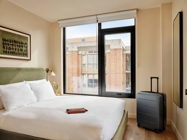 Sonder The Nealon | Three-Bedroom Apartment gallery image 3