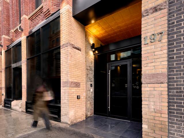 Sonder The Nealon | Three-Bedroom Apartment gallery image 2