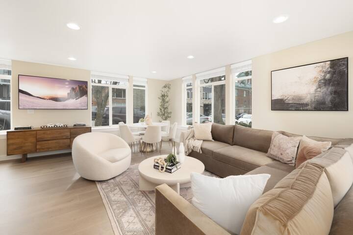 Modern Townhome w/ Rooftop Deck, Walk to Greenlake gallery image 3