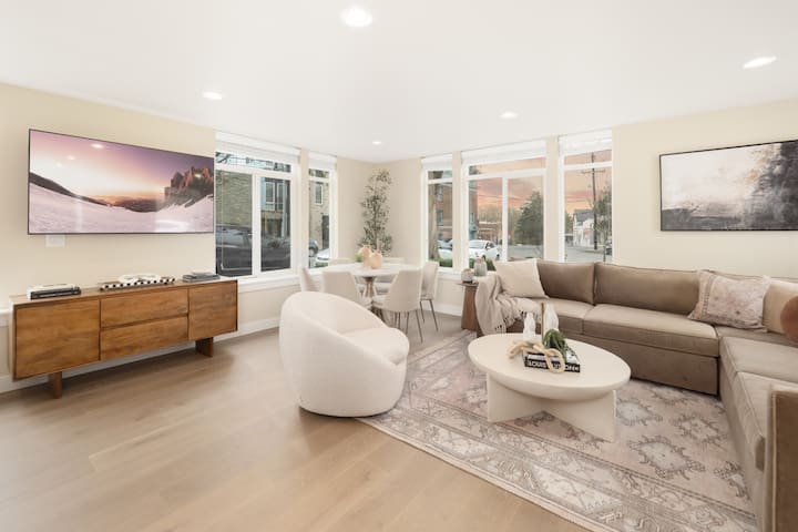 Modern Townhome w/ Rooftop Deck, Walk to Greenlake gallery image 2