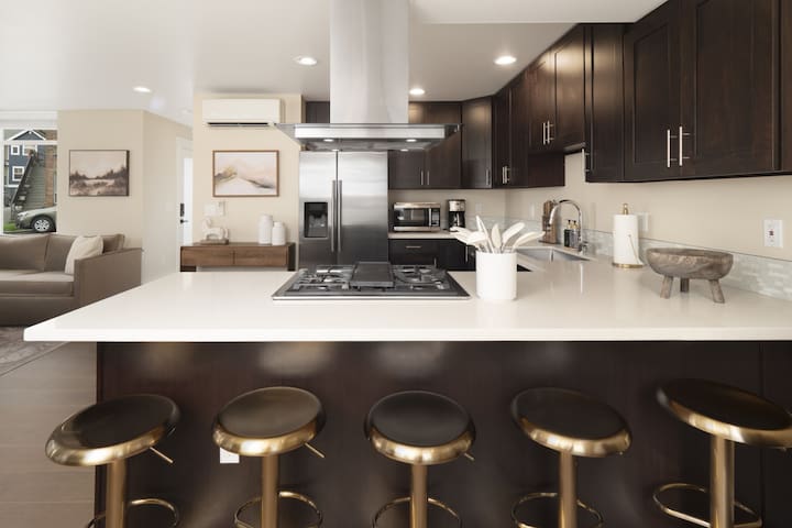 Modern Townhome w/ Rooftop Deck, Walk to Greenlake gallery image 4