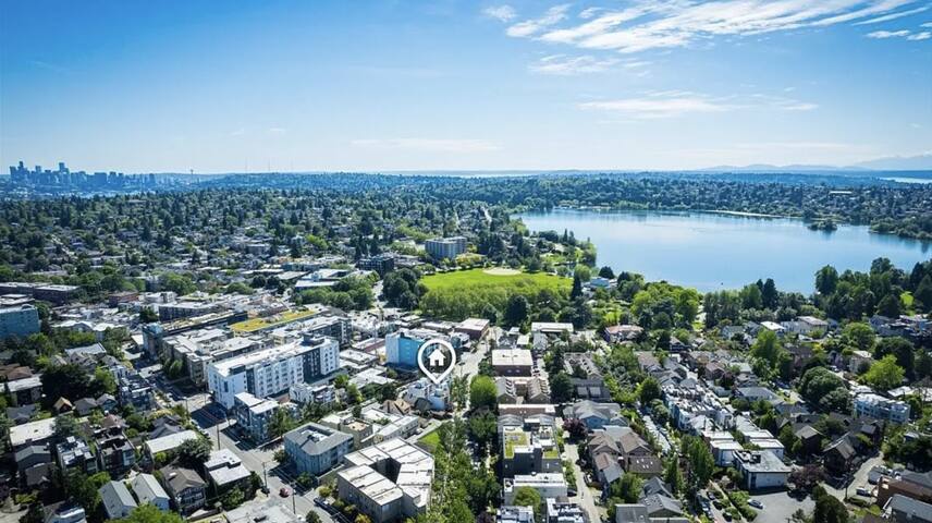 Modern Townhome w/ Rooftop Deck, Walk to Greenlake gallery image 5