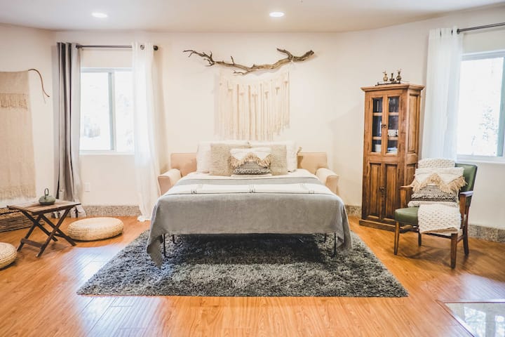 Privéwellnesssuite op de benedenverdieping met eigen ingang, yoga-apparatuur, afsluitbare ingang naar boven, eigen kitchenette, koffie-/theestation