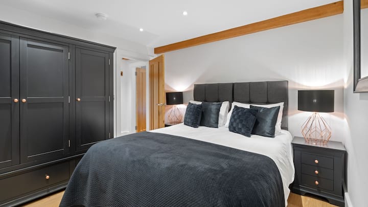 2号卧室的加大双人床可应要求分为两张单人床