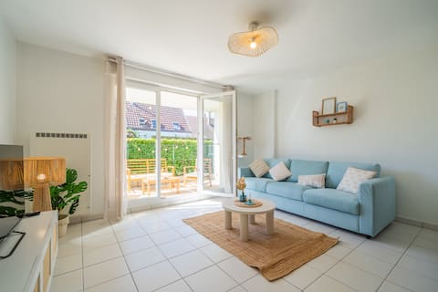 The Blue Wave - Unique Near Station