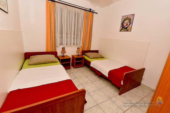 Bedroom 2, Surface: 8 m²