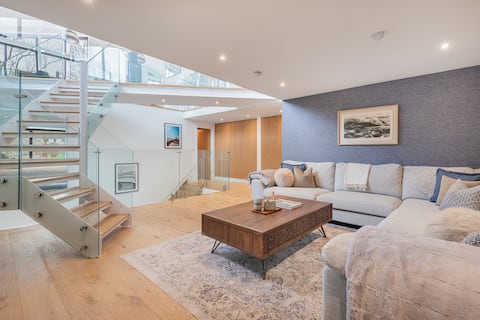 Charcoal House - Luxury home with Hot Tub!