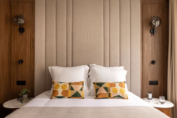  חדר שינה נוסף ונעים, מצויד במיטת קווין סייז, טלוויזיה וארון בגדים עכשווי, אידיאלי לשהייה איכותית.