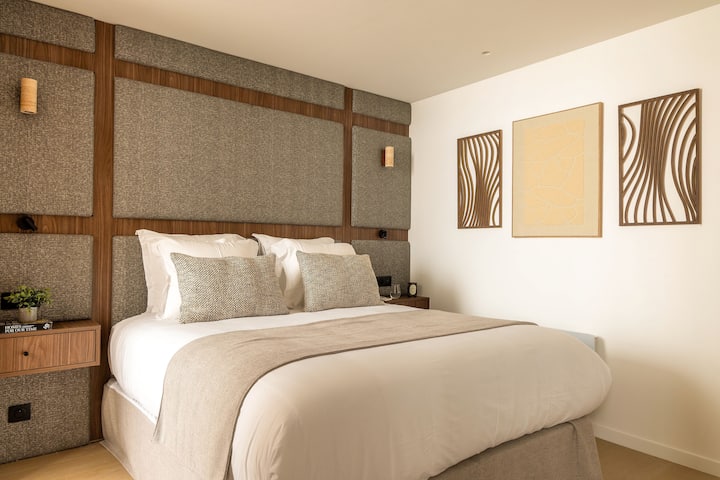 בחדר השינה הראשי, מצויד באלגנטיות, יש מיטת קווין סייז, טלוויזיה מודרנית וארון בגדים מרווח, המציע גם נוחות וגם נוחות.