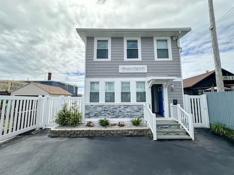Top Airbnb: Graceland - Steps to the Beach in Salisbury