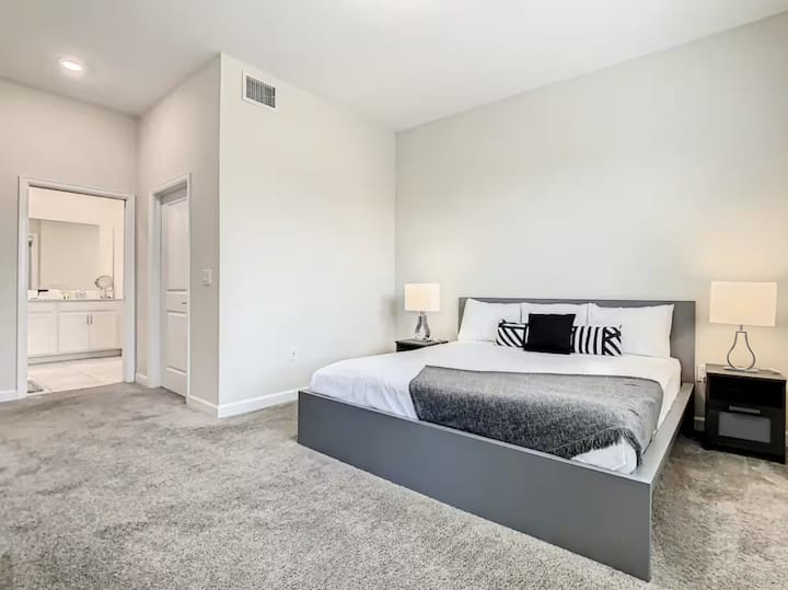 Главен апартман со брачен кревет (широк 150-179 см) 