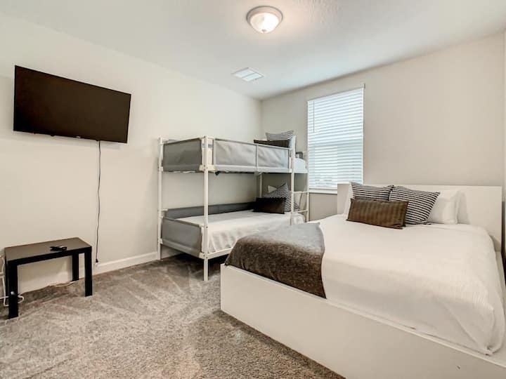 Секундарна спална соба со брачен кревет (широк 150-179 см) и