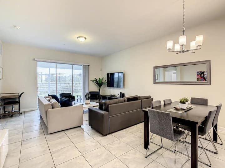 Дневна соба/ трпезарија со отворен концепт 