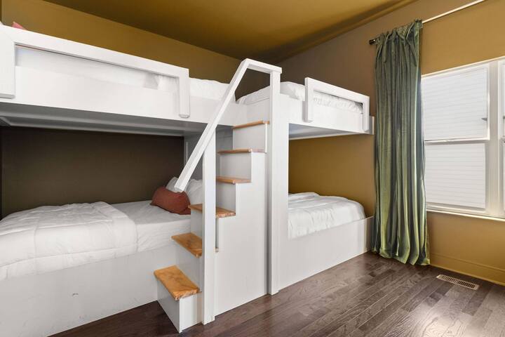 A11 ~ 12 Beds on 12 South in Gulch ~ New Remodel gallery image 4