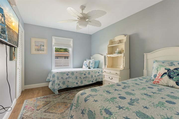 חדר שינה זוגי עם טלוויזיה חכמה.