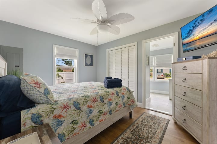 טלוויזיה חכמה בחדר השינה הראשי להירגעות