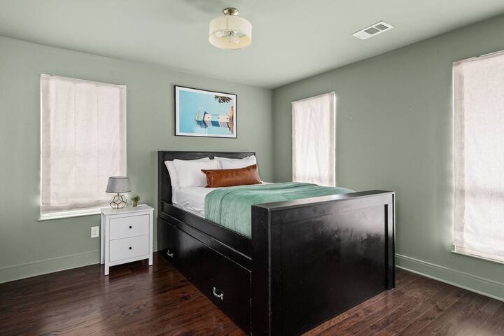 Arch One ~ New Joint Listing ~ 24 Beds in Gulch gallery image 3