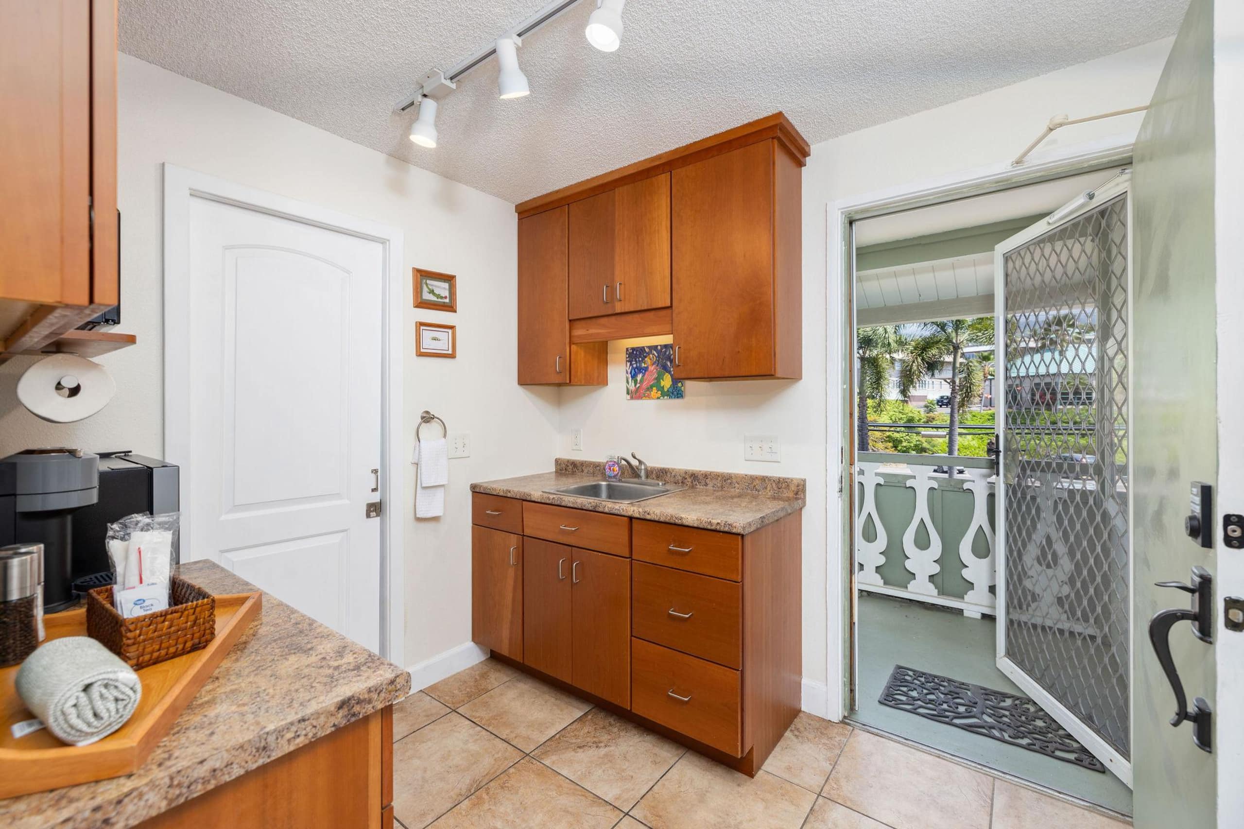 Condo in Kailua-Kona · ★4.67 · 1 bedroom · 2 beds · 1 private bath - Image 6