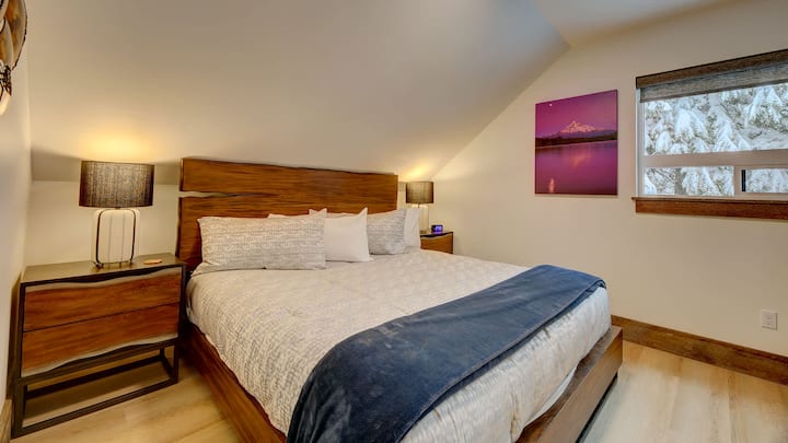 Dormitorio #2: Dormitorio tamaño king en la planta superior