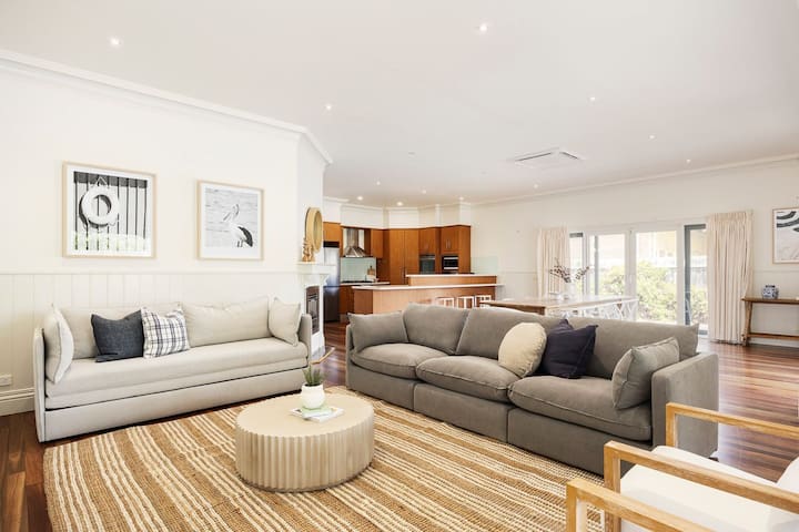 Maori in Rye walk to beach and shops in minutes