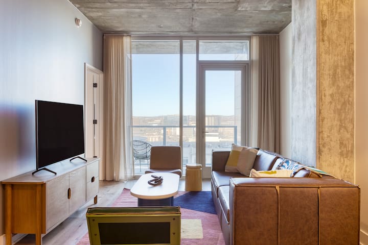 Luxe High Rise Near DT Austin | Rooftop Pool + Gym