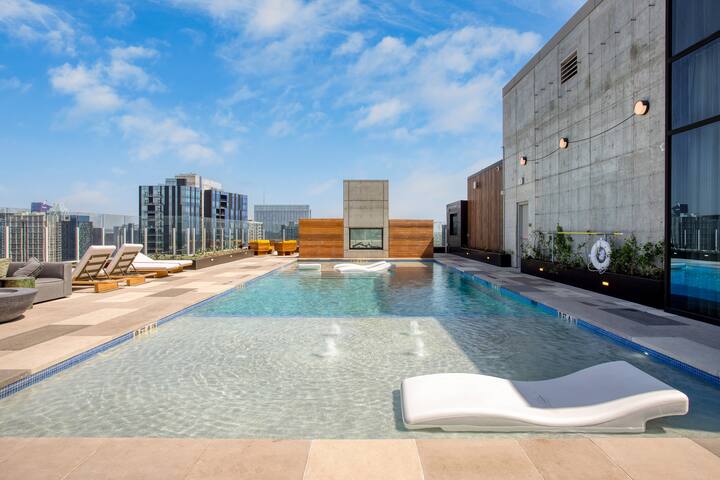 Luxe High Rise Near DT Austin | Rooftop Pool + Gym gallery image 2