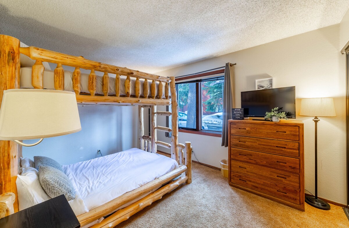 ห้องนอน 2 มีเตียงเดี่ยวสองชั้นทีวีตู้เสื้อผ้าและตู้เสื้อผ้า