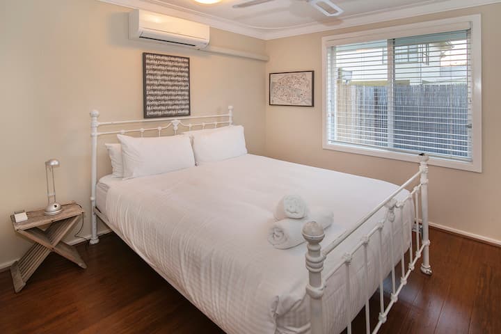 El tercer dormitorio tamaño queen se enfría con aire acondicionado y ventilador de techo, lo que garantiza comodidad durante todo el año.